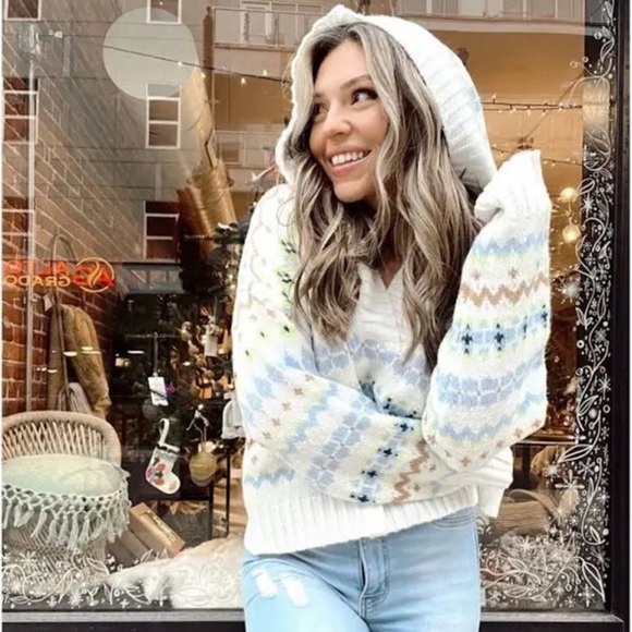 American Eagle Nordic Fair Isle Knit
Cropped Hooded Sweater Hoodie V-neck - Picture 3 of 13